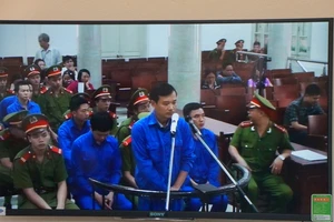 Vụ hối lộ đường sắt: Nhiều bị cáo ‘phản pháo’ việc nhận tiền 