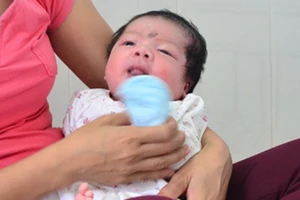 Bé trai 2 tháng tuổi bị bỏ rơi trước cổng chùa