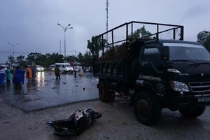 Xe tải rẽ trái va chạm với xe máy, hai người tử vong