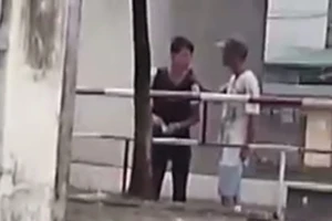 Công an tạm giữ nghi phạm trấn lột tiền bị camera ghi hình 