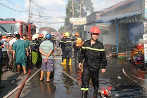 Cháy rụi dãy ki ốt ở Bến Bình Đông, một cô gái tử vong
