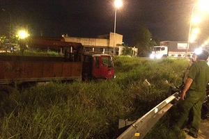 Ô tô lao dốc không thắng tông người đi bộ ở Thủ Đức