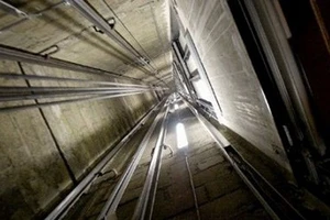 Tựa cửa thang máy, nam sinh viên rơi từ lầu 6 tử vong