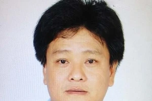 Bắt khẩn cấp cán bộ hải quan, thu giữ hơn 60 phong bì chứa tiền tỉ