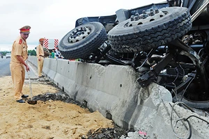 Xe tải lật nghiêng, xi măng, dầu nhớt tràn ra quốc lộ