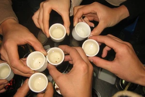 Hai người đàn ông chết gục bên bàn nhậu