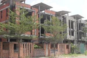 Thi thể nam thanh niên trong khu nhà hoang ở TP.HCM