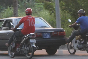 Ô tô biển xanh ‘nhờ’ hai xe máy đẩy chạy trên quốc lộ