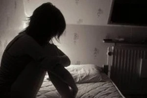 Cha ngồi tù, con bị mẹ kế ép ‘bán trinh’