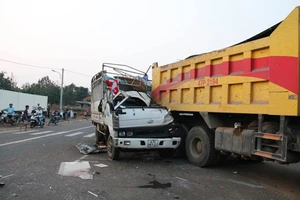 Húc vào đuôi xe ben, tài xế ô tô tải mắc kẹt trong cabin