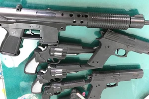 Tịch thu hàng trăm súng nhựa trong cửa hàng