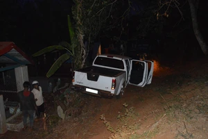 Ô tô tông người rồi đâm đầu vào nghĩa địa