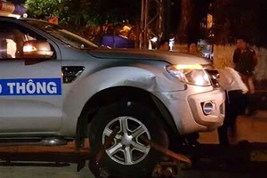 Truy tìm người húc văng xe cảnh sát giao thông