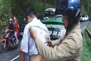 Tài xế taxi bị đâm trọng thương trên đường