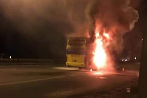 Xe giường nằm bị thiêu rụi trên quốc lộ