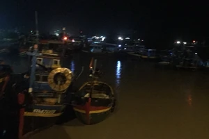 Nóng: Hàng chục tàu thuyền bất ngờ bị lũ cuốn ra biển