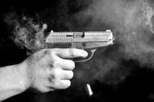 Một giám đốc bị bắn chết khi đi chùa