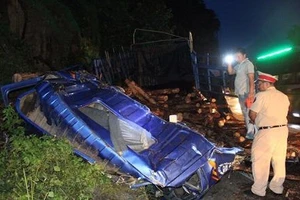 Đâm vào vách núi đèo Bảo Lộc, xe tải gãy đôi