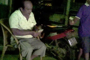 Bắt hai cha con thu tiền bảo kê trước cổng Coca-Cola