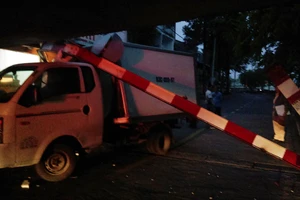 Xe tải mắc kẹt dưới dạ cầu Bùi Hữu Nghĩa, quận 1