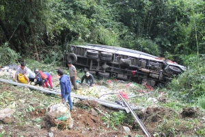 Ô tô rơi xuống vực trên đèo Bảo Lộc