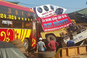 Đang kéo xe khách, ô tô cứu hộ tông sập nhà dân