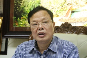 Tỉnh Cà Mau nhận quà tặng 2 xe lexus là 'đúng quy định'