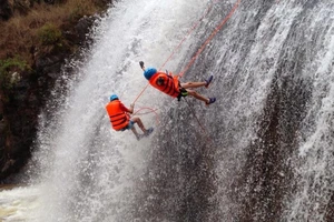 Công ty du lịch đưa khách 'chui' đến thác Hang Cọp