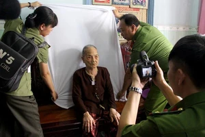 Công an đến nhà làm căn cước cho bà con ở Cần Giờ