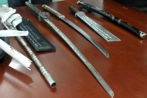 Tài xế xe công an gọi em trai đến quán nhậu đánh người