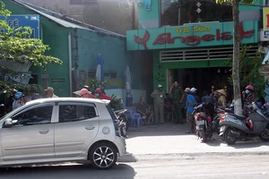 Cãi chỗ đậu xe, tài xế xịt hơi cay vào chủ quán phở