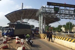 Xe tải tông trạm thu phí BOT