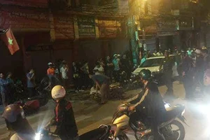 Ô tô đâm hàng loạt xe máy đang chờ đèn đỏ