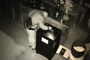 Camera ghi cảnh trộm phá hòm công đức ở Vũng Tàu