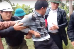 Tạm đình chỉ trưởng công an xã còng tay vượt quyền