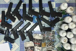 Kẻ chuyên buôn súng trong vai sinh viên