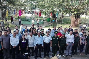 Thăm, tặng quà Tết quân dân xã đảo Thổ Châu