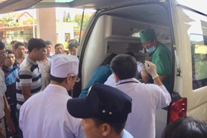 Xe cẩu chạm đường điện cao thế, 4 người bị nạn