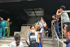 Cư dân Carina vạ vật sau đám cháy làm 13 người chết