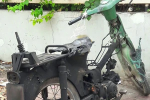 Đốt rác, xe máy dựng lề đường ở quận 10 bị cháy