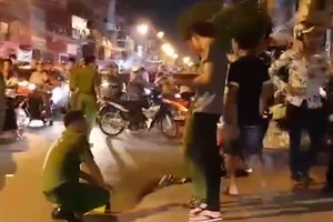 Công an làm việc với 1 người bị tình nghi vụ đâm 2 hiệp sĩ