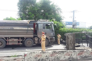 Xe ben húc xe máy cày đẩy đi cả trăm mét ở Củ Chi