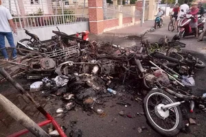 1 thượng úy bị đâm khi giải tán đám đông quá khích