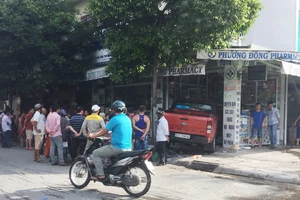Ô tô bán tải lao thẳng vào tiệm thuốc Tây ở quận 12
