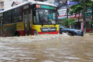 Hà Nội đêm nay nhiều nơi ngập nửa mét
