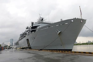 Tàu tấn công Hải quân Hoàng gia Anh thăm TP.HCM