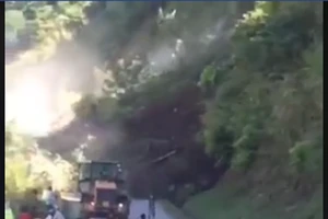 Kinh hoàng clip quay cảnh hàng ngàn khối đất đá ập xuống đường