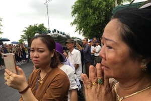 Hàng vạn người dân đón linh cữu Chủ tịch nước ở xã Quang Thiện