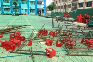 Sập giàn giáo sân khấu lễ 20-11, nhiều học sinh bị thương