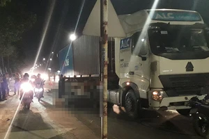 Container cán chết người trong làn xe máy ở Bình Dương